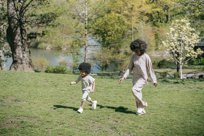 Mum-and-kid-playing-in-park