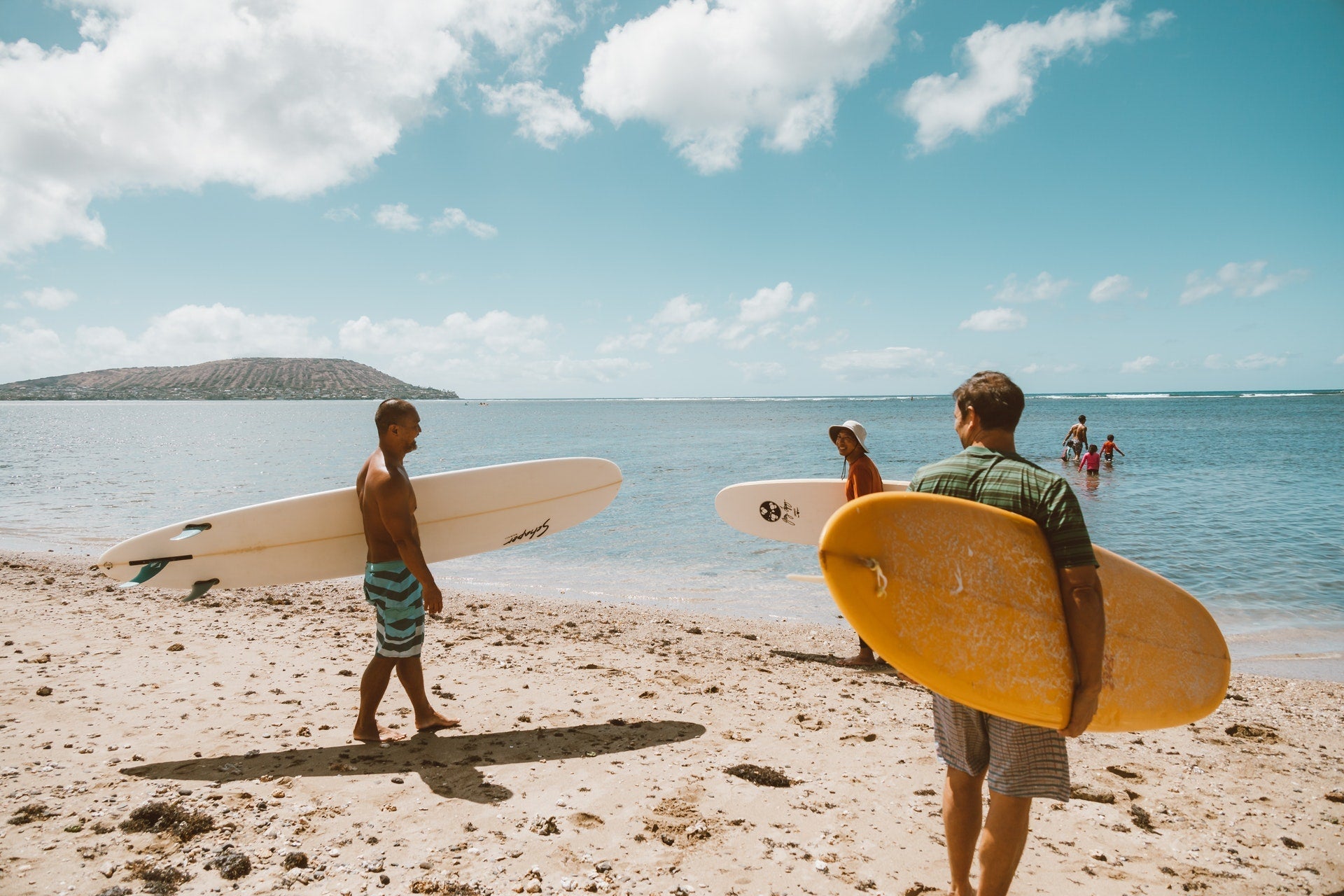 Men-ready-to-surf