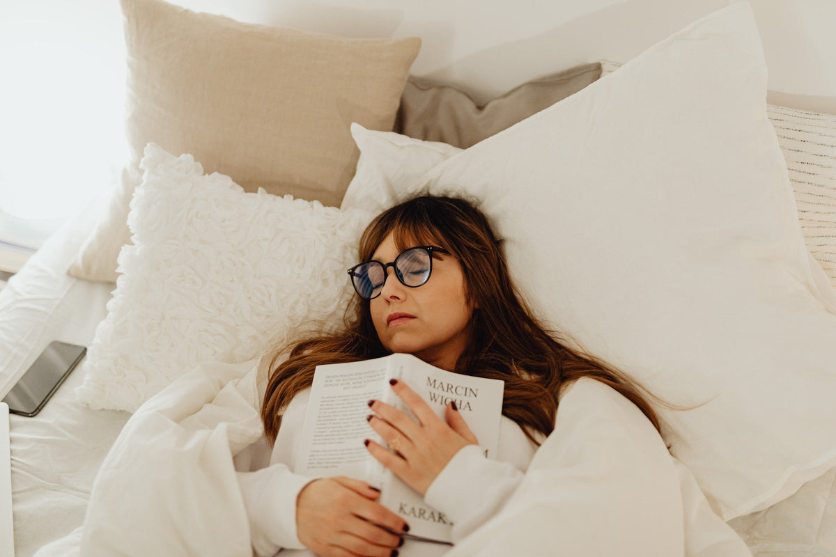 Woman-falling-asleep-reading