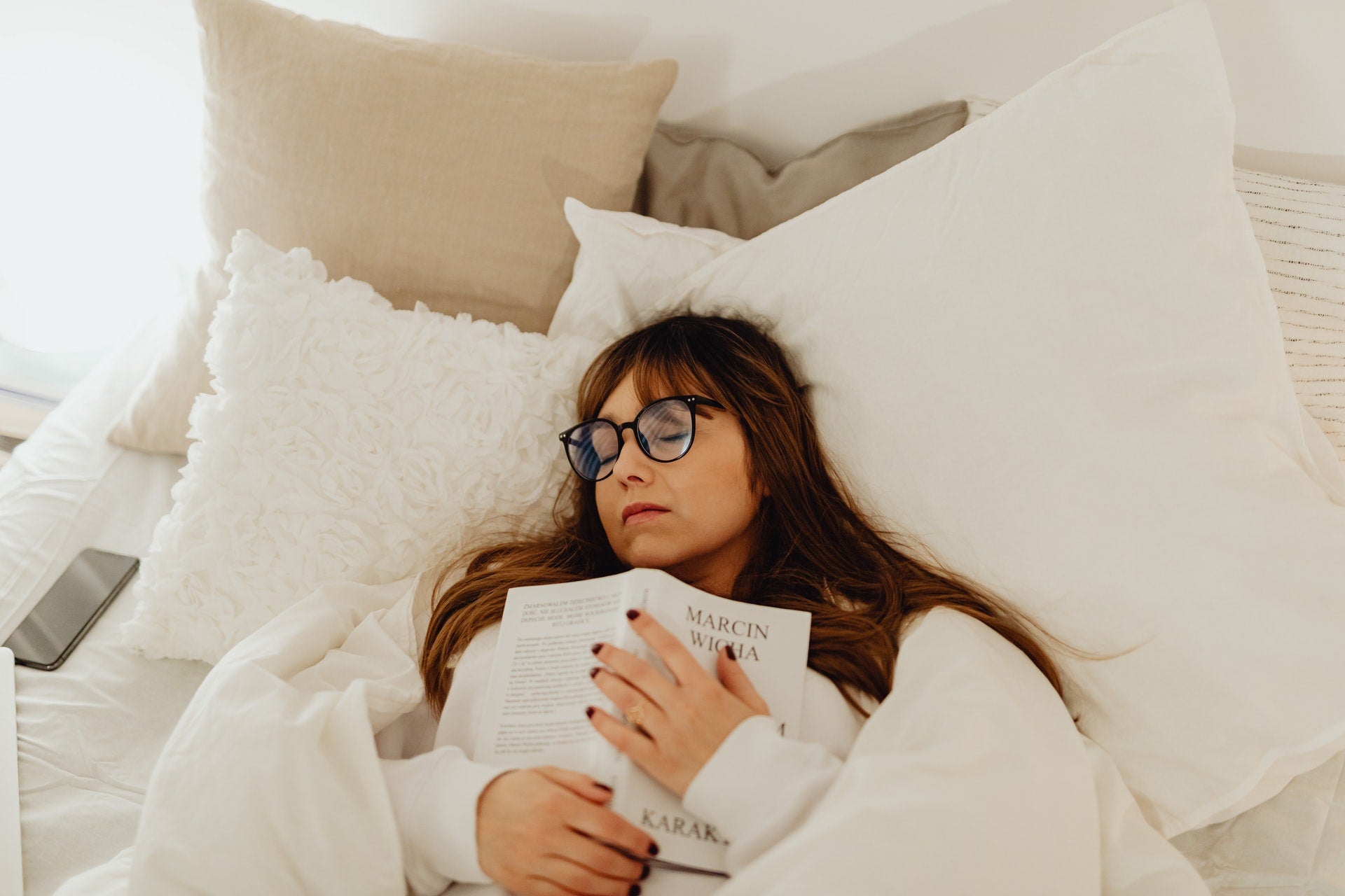 Woman-falling-asleep-reading