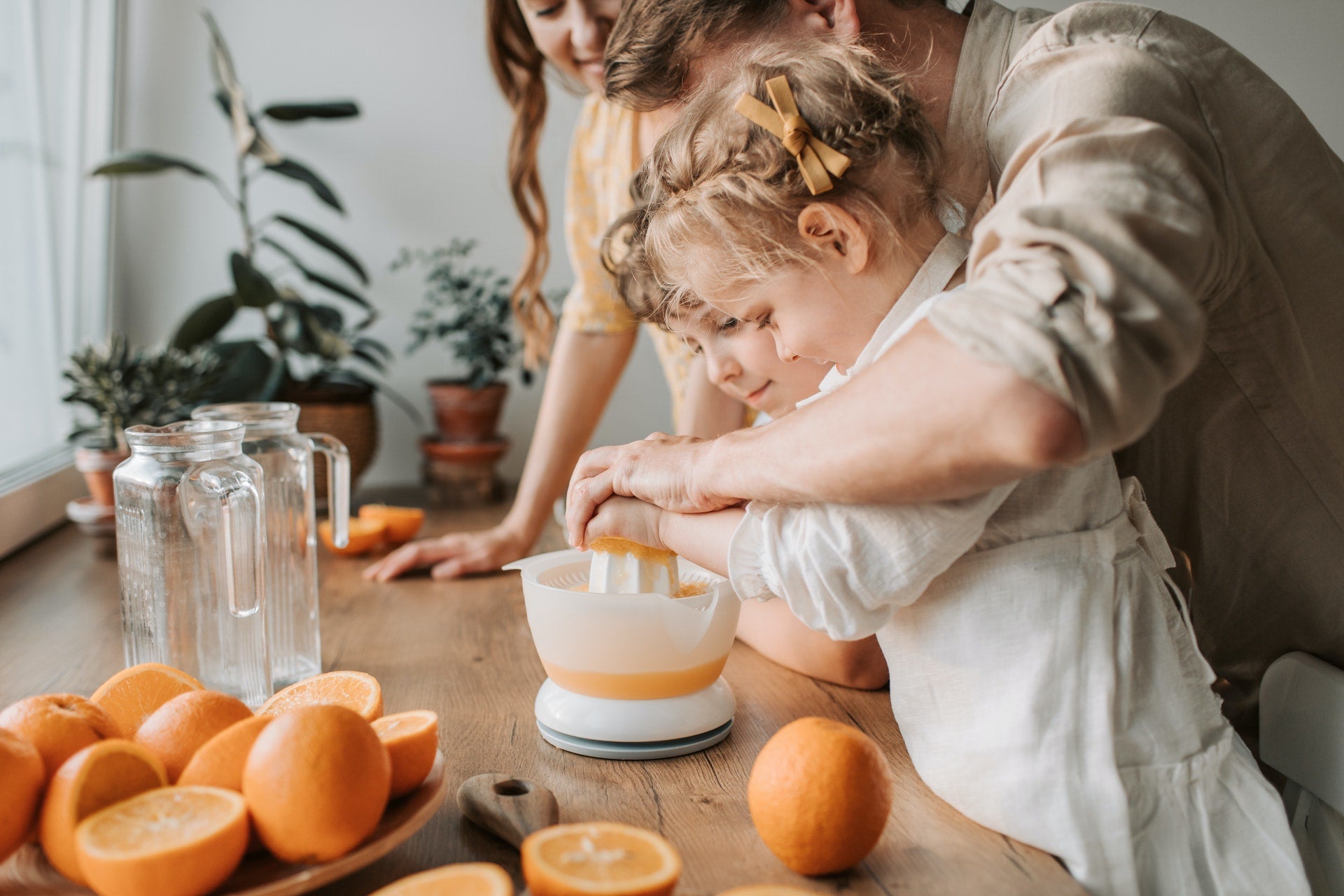 Family-juicing-orange-juice